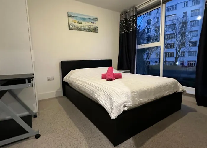 Bournemouth Bh1 Balcony With Parking Apartment