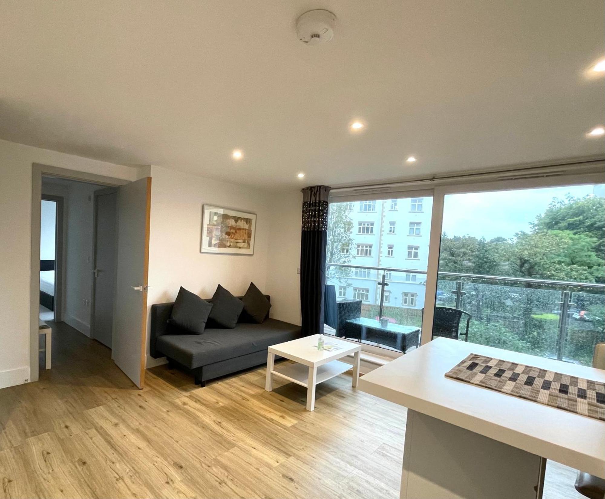 Bh1 Balcony With Parking Bournemouth